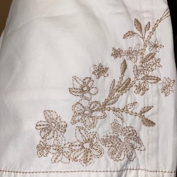 Faded Glory missy size 8 Cream skort with brown embroidered flowers. - Picture 3 of 11